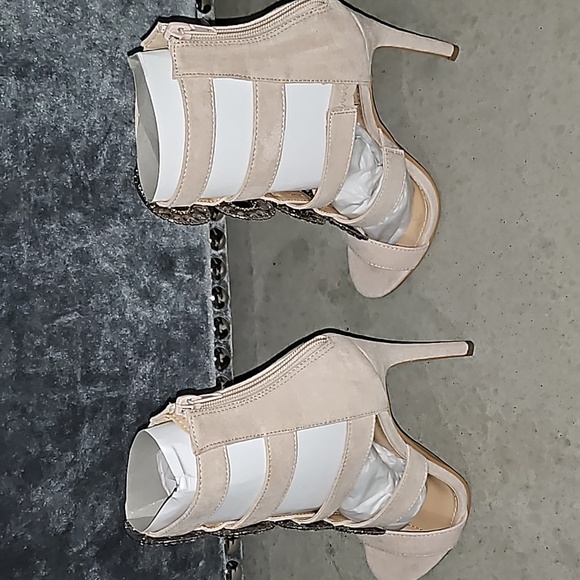 Beautiful Nude Strap with Oval Stones in front Design Heels New! - Picture 4 of 6